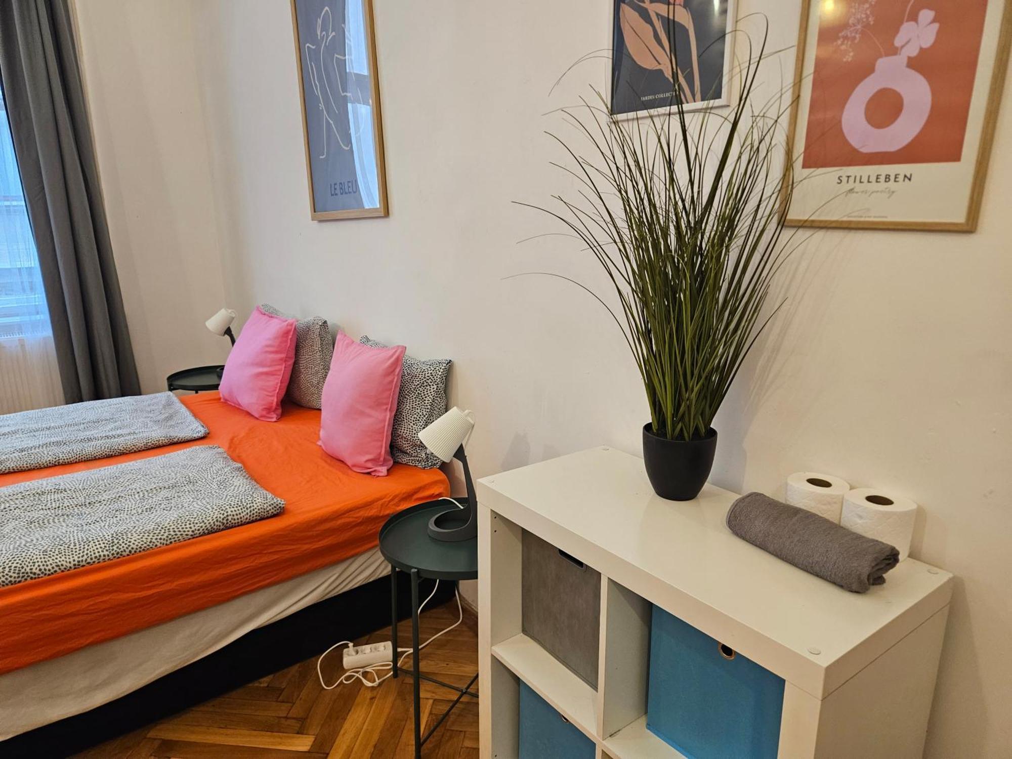 Vibrant City Center Rooms — Fotók 1